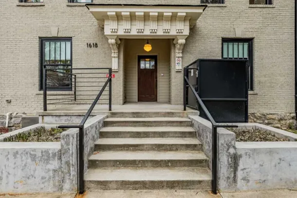 A close-up of the entrance to a professional drug and alcohol detox center in Nashville, showcasing a welcoming and structured environment for recovery.