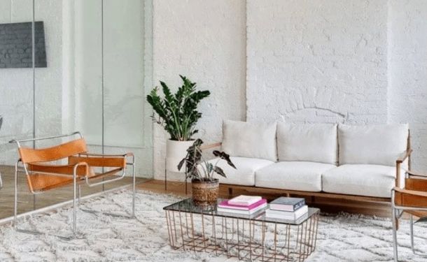 A bright and welcoming lounge area at a drug and alcohol rehab center in Louisville, KY, offering a peaceful space for relaxation and social interaction.
