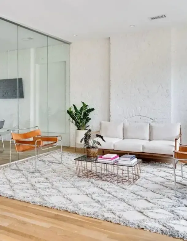 A modern and serene lounge area with a cozy white sofa and minimalist decor, representing the welcoming environment at drug and alcohol treatment centers in Kentucky.
