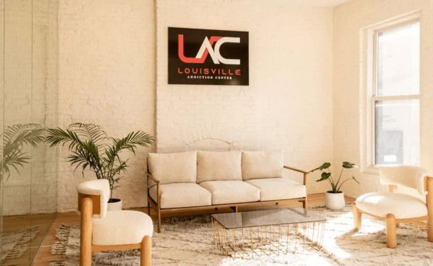 A modern and welcoming lounge area at a drug and alcohol rehab center in Louisville, KY, designed for comfort and relaxation during recovery.