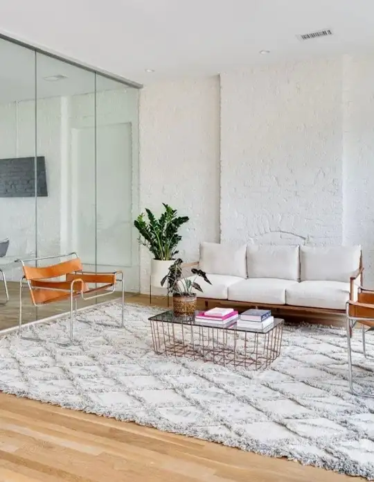 A modern and serene lounge area with a cozy white sofa and minimalist decor, representing the welcoming environment at drug and alcohol treatment centers in Kentucky.