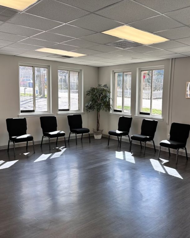 A comfortable and modern waiting area with stylish furniture and calming decor, showcasing the inviting atmosphere at drug and alcohol treatment centers in Kentucky.
