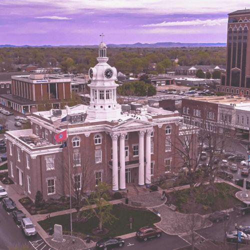 A vibrant view of downtown Murfreesboro showcasing the courthouse square, highlighting the supportive community and serene environment near our Drug and Alcohol Rehab Center in Murfreesboro.